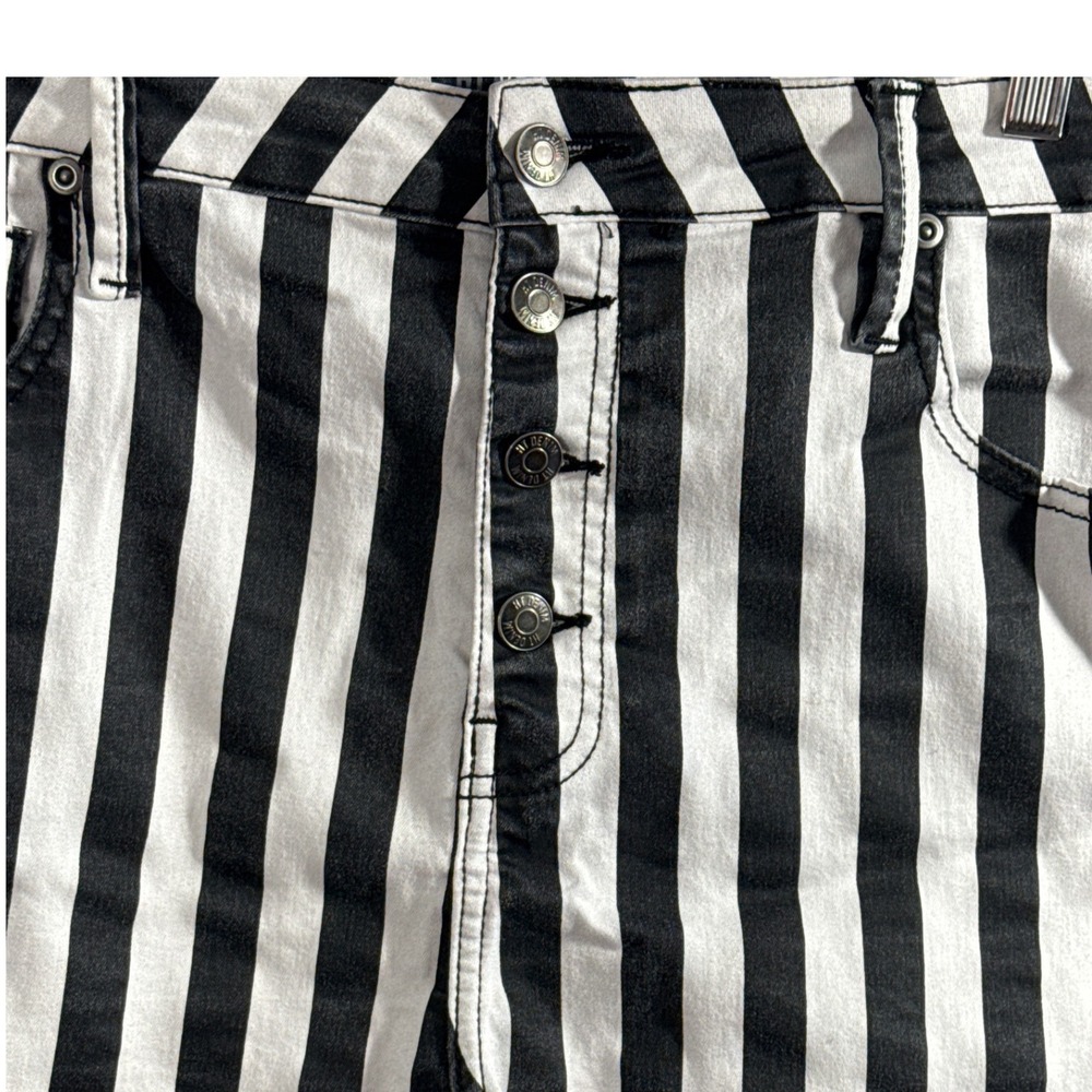 Hot Topic HT Denim Ultra Hi-Rise Striped Button Front Shorts Black White Size 13 - Picture 2 of 10